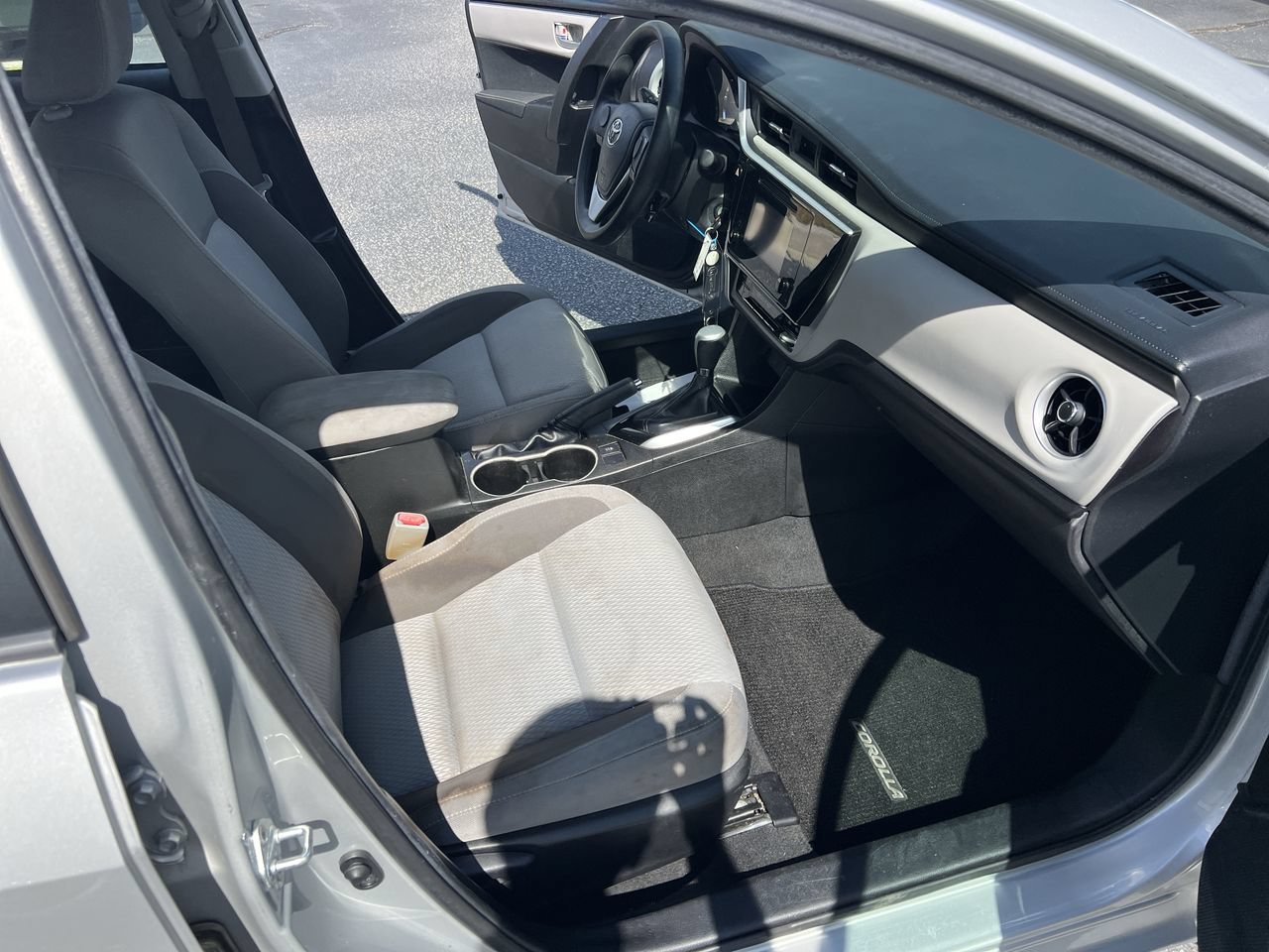 Used 2018 Toyota Corolla LE FWD image 34