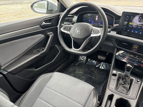 Used 2025 Volkswagen Jetta SE image 30