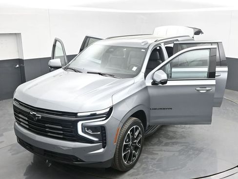 Used 2025 Chevrolet Suburban RST w/ Comfort Package AWD/4WD image 54