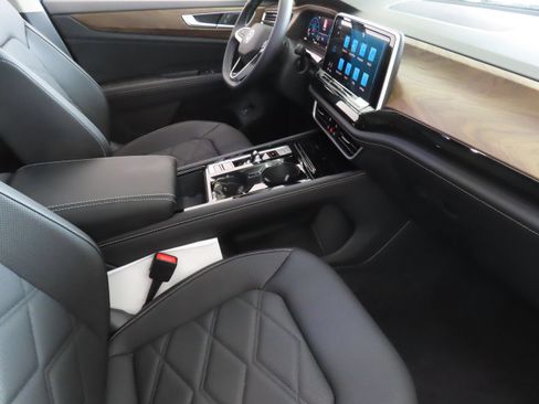 New 2025 Volkswagen Atlas SE FWD image 25