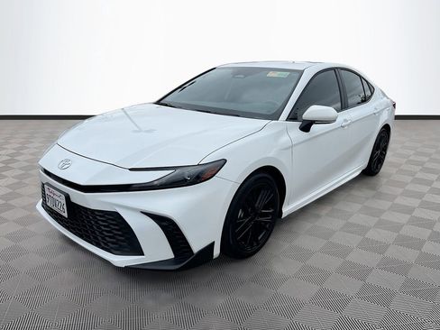 Used 2025 Toyota Camry SE FWD image 3