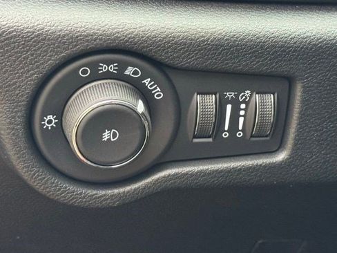 New 2026 Chrysler Pacifica Select AWD/4WD image 13