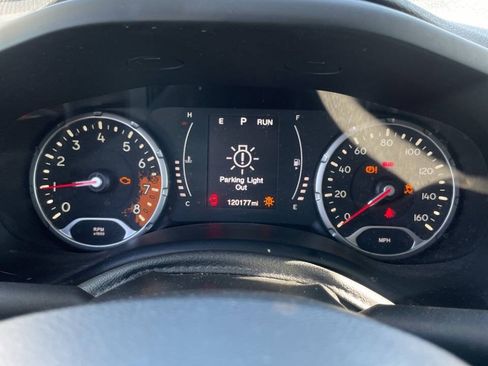 Used 2017 Jeep Renegade Latitude FWD image 4