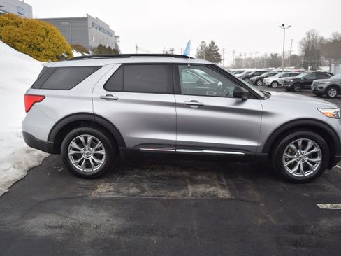 Used 2020 Ford Explorer XLT w/ Equipment Group 202A image 3