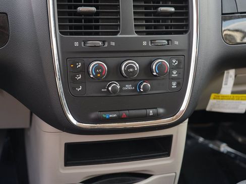 Used 2018 Dodge Grand Caravan SE w/ UConnect Hands-Free Group FWD image 23