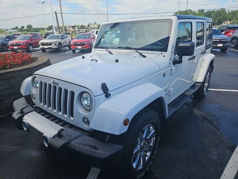 Used 2017 Jeep Wrangler Unlimited Sahara w/ Connectivity Group AWD/4WD image 3