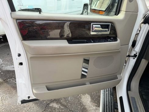 Used 2016 Lincoln Navigator Select image 31