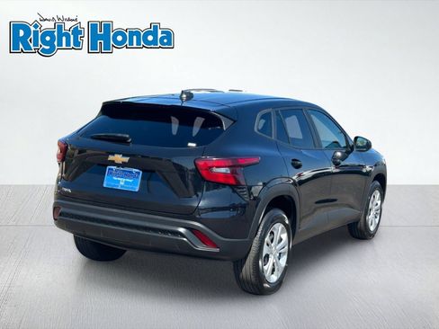 Used 2025 Chevrolet Trax LS FWD image 5