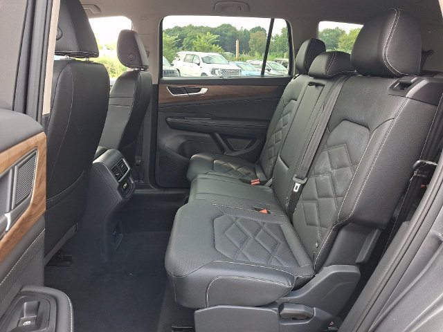 Used 2025 Volkswagen Atlas SE AWD/4WD image 17