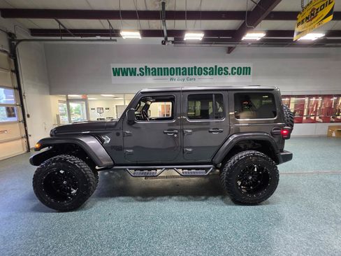 Used 2019 Jeep Wrangler Unlimited Sahara w/ Uconnect 4C Nav & Sound Group AWD/4WD image 11