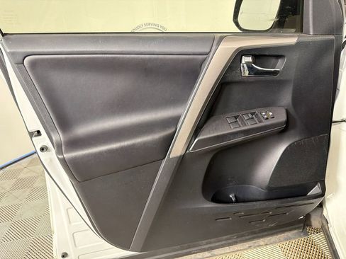 Used 2018 Toyota RAV4 XLE FWD image 11