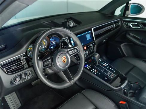 Certified 2026 Porsche Macan AWD/4WD image 4