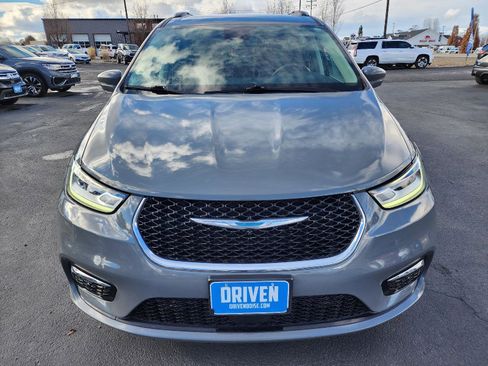 Used 2021 Chrysler Pacifica Touring-L image 2