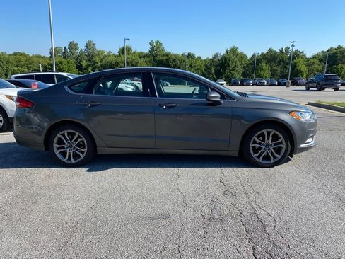 Used 2017 Ford Fusion SE w/ Equipment Group 201A FWD image 5
