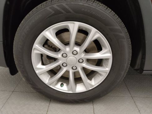 Used 2021 Jeep Cherokee Latitude FWD image 31