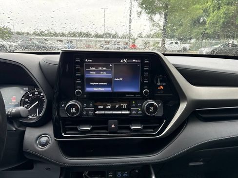Used 2022 Toyota Highlander XLE FWD image 18
