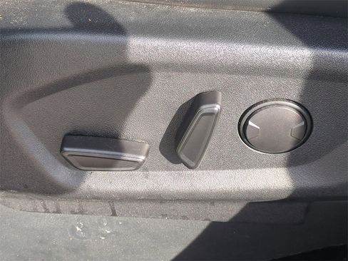 Used 2019 Ford Explorer XLT w/ Equipment Group 202A image 21