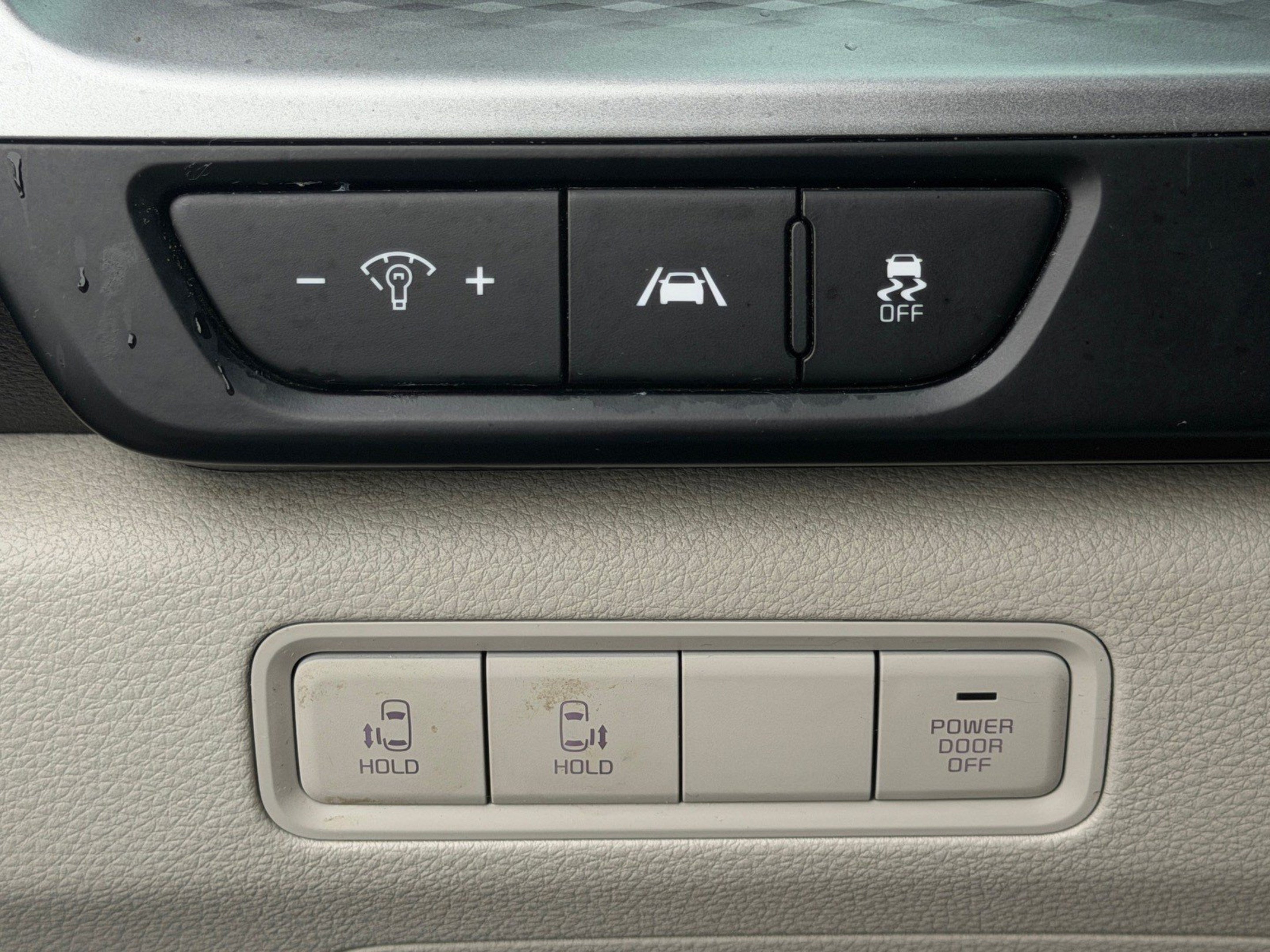 Used 2022 Kia Carnival LX FWD image 23