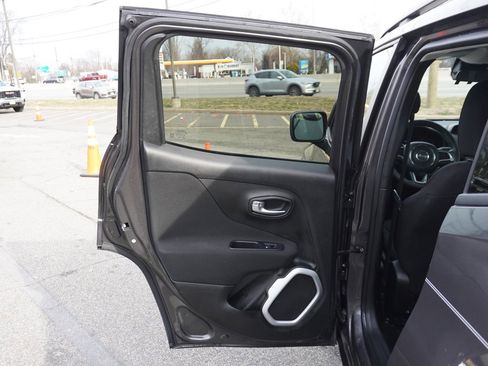 Used 2018 Jeep Renegade Latitude image 19