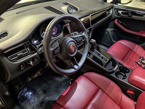 Used 2025 Porsche Macan image 4