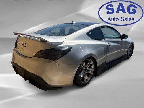 Used 2011 Hyundai Genesis 3.8 image 3
