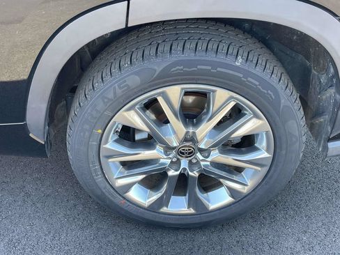 Used 2021 Toyota Highlander Limited FWD image 9