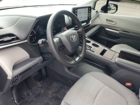 Used 2024 Toyota Sienna LE AWD/4WD image 16