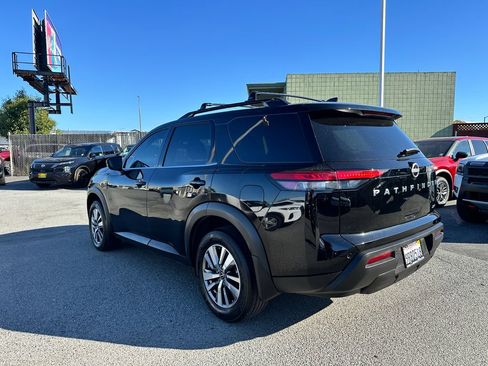 Used 2024 Nissan Pathfinder SV FWD image 5