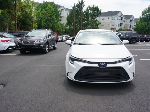Used 2023 Toyota Corolla LE FWD image 2