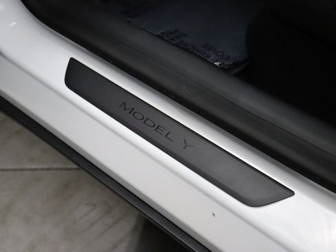 Used 2021 Tesla Model Y Long Range image 39