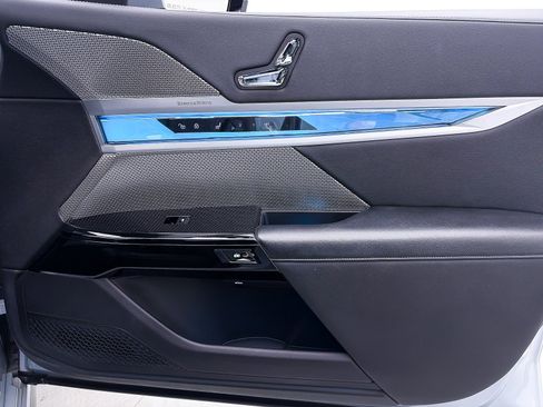 Used 2023 BMW 740i w/ Executive Package image 37