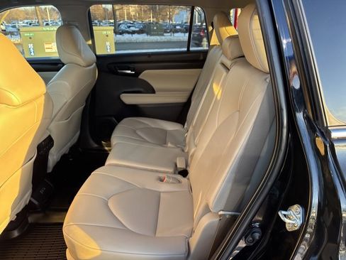 Used 2023 Toyota Highlander XLE image 17