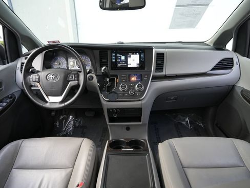 Used 2017 Toyota Sienna XLE Premium FWD image 41