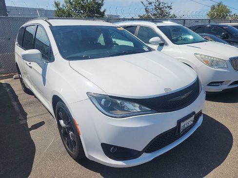 Used 2019 Chrysler Pacifica Touring-L w/ S Appearance Package FWD image 1