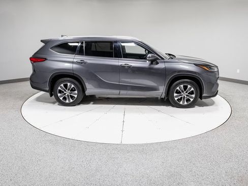 Used 2022 Toyota Highlander XLE image 32