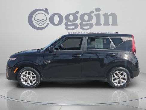 Used 2022 Kia Soul S FWD image 2