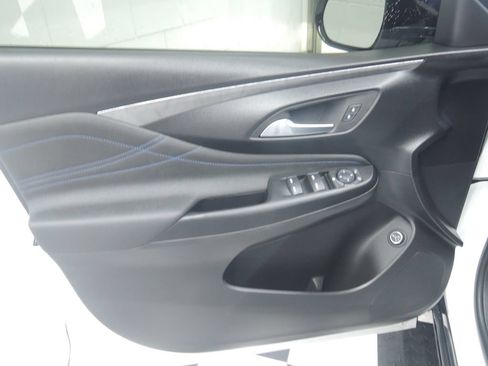 Used 2025 Buick Envista Sport Touring w/ Experience Buick Package FWD image 27