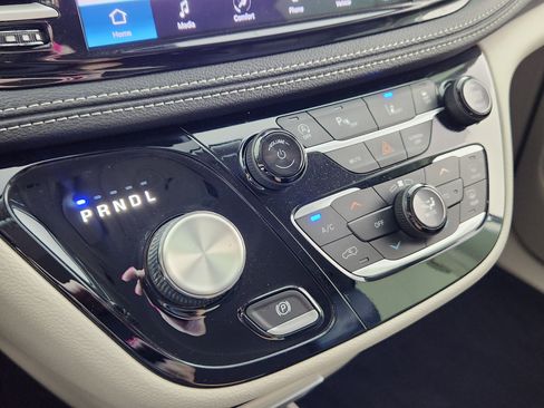 Used 2022 Chrysler Pacifica Touring-L image 24