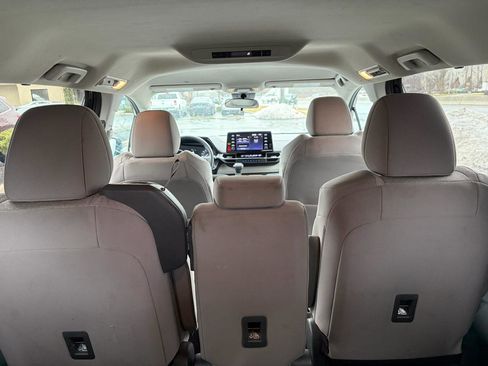 Used 2024 Toyota Sienna LE image 28