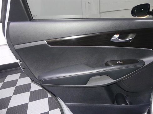 Used 2020 Kia Sorento LX w/ LX I4 Convenience Package image 23
