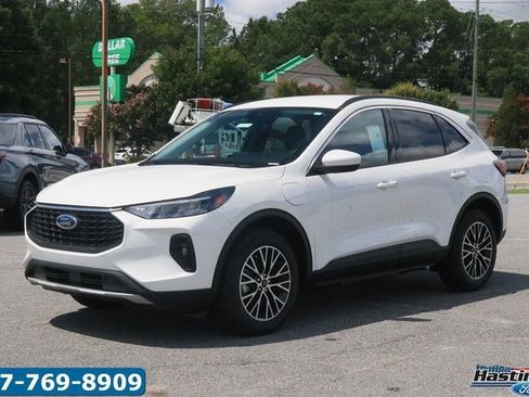 Used 2024 Ford Escape SE image 3