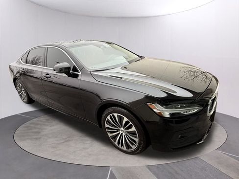 Used 2022 Volvo S90 B6 Momentum image 1