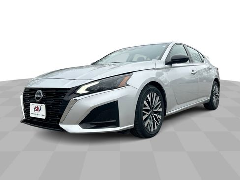 Used 2024 Nissan Altima 2.5 SV image 1
