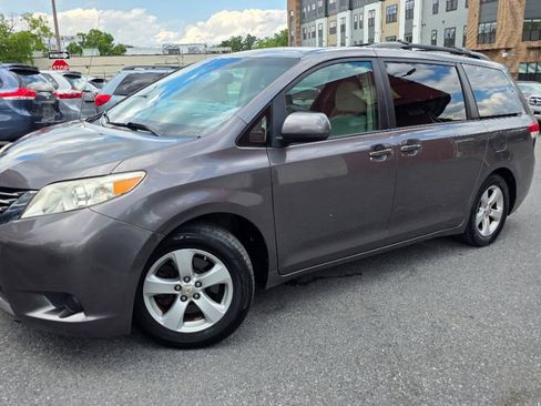Used 2011 Toyota Sienna LE w/ Towing Pkg FWD image 3