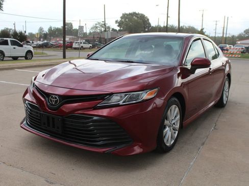 Used 2019 Toyota Camry LE FWD image 5