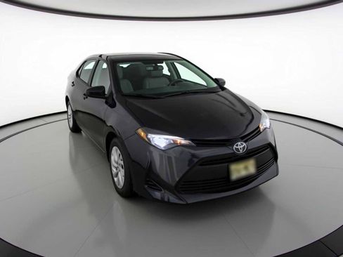 Used 2018 Toyota Corolla LE image 3
