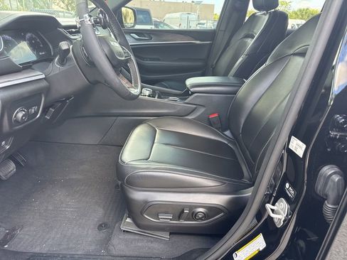 Certified 2025 Jeep Grand Cherokee Limited w/ MOPAR Finishing Package image 7