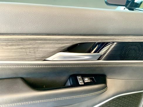 Used 2024 Jeep Wagoneer L Series II image 19