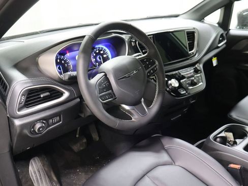 New 2026 Chrysler Pacifica Select image 20