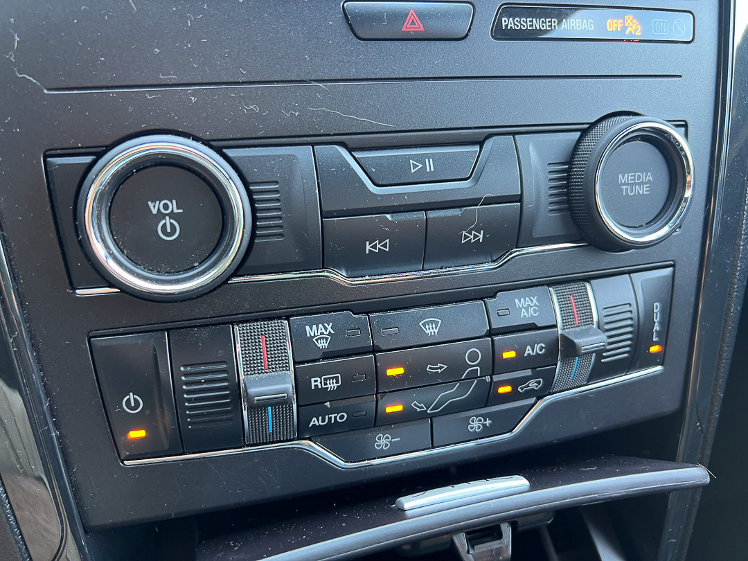 Used 2018 Ford Explorer XLT w/ Equipment Group 201A FWD image 24